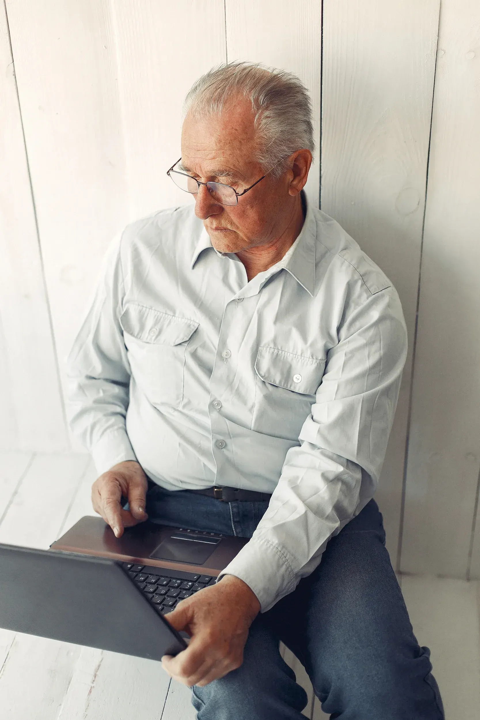 Man sitting and holding his lower abdomen, illustrating common pelvic pain from prostatitis